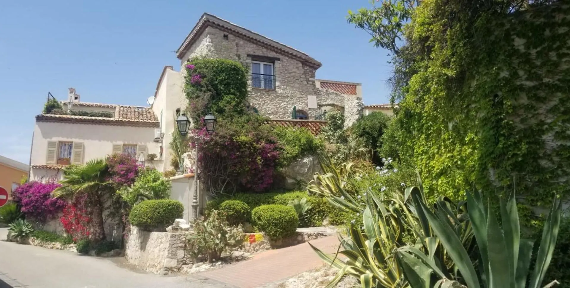 The Magical Of The Cap And The Old Antibes Villa